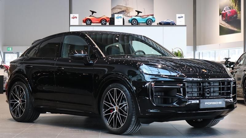 Svart Ny 2026 Porsche Cayenne S E-Hybrid SUV | 1 592 500 kr - Bild 1/4