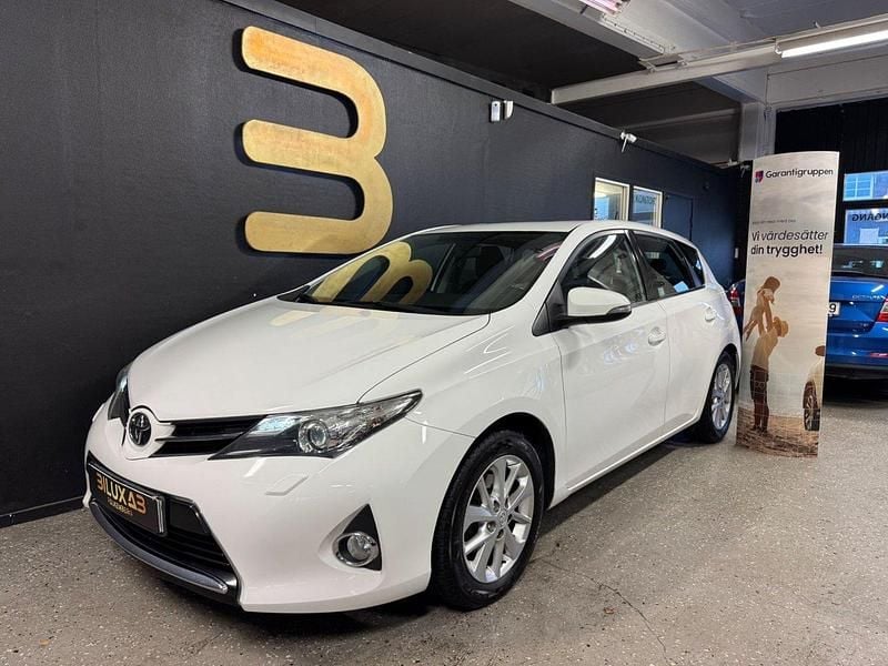 Vit Begagnad 2013 Toyota Auris Active Halvkombi | 87 900 kr (Lite dyr) - Bild 1/4