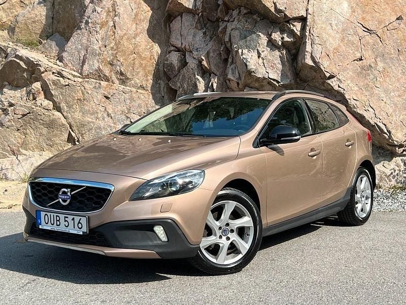 Brun Begagnad 2015 Volvo V40 CC Summum Kombi | 174 700 kr (Marknadspris) - Bild 1/4