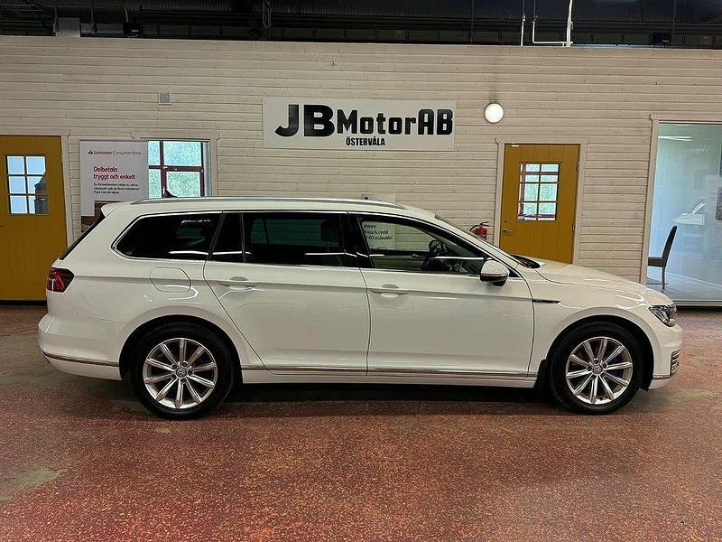 Vit Begagnad 2016 VW Passat GTE Kombi | 159 000 kr (Marknadspris) - Bild 1/4