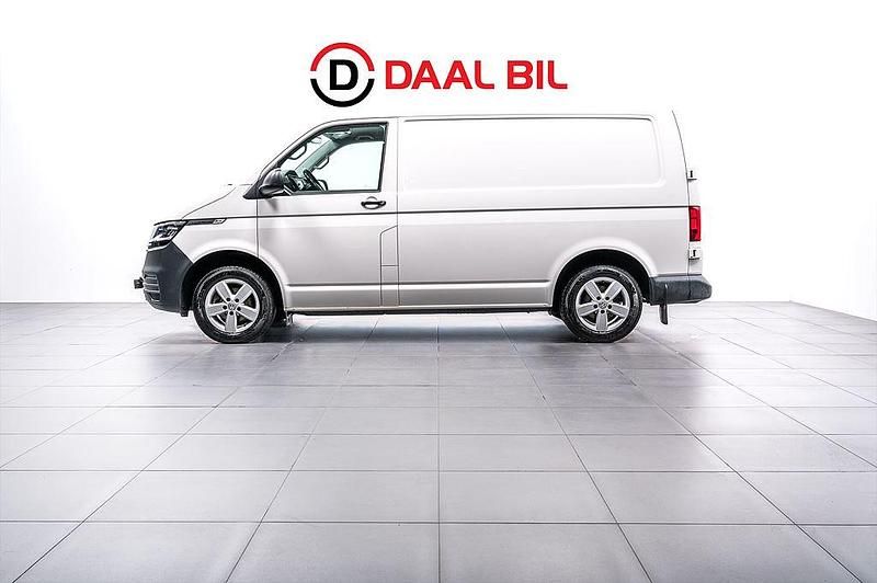 Vit Begagnad 2022 VW Transporter Van | 309 700 kr (Superpris) - Bild 1/4