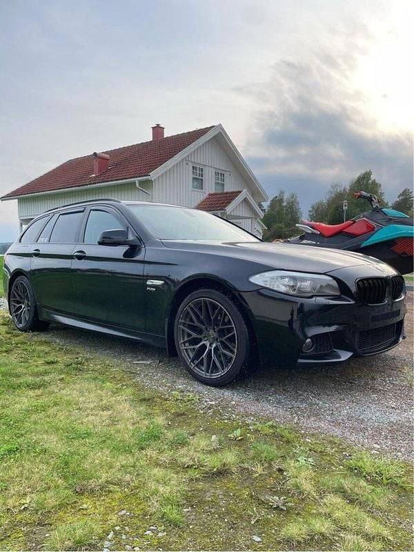 Svart Begagnad 2012 BMW 530 M Sport Kombi | 155 000 kr (Bra pris) - Bild 1/4