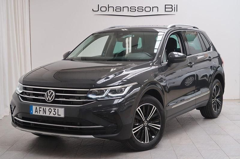 Grå Begagnad 2021 VW Tiguan Elegance SUV | 244 900 kr (Marknadspris) - Bild 1/4
