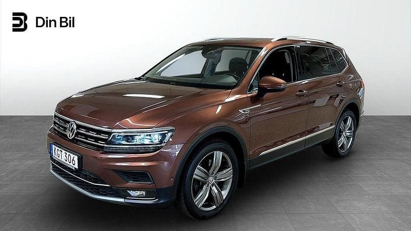 Mörkbrun Begagnad 2018 VW Tiguan Allspace Highline SUV | 329 900 kr (Marknadspris) - Bild 1/4