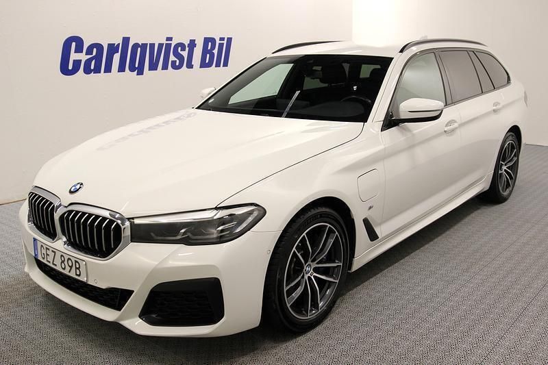 Vit Begagnad 2021 BMW 530 M Sport Kombi | 399 000 kr (Marknadspris) - Bild 1/4