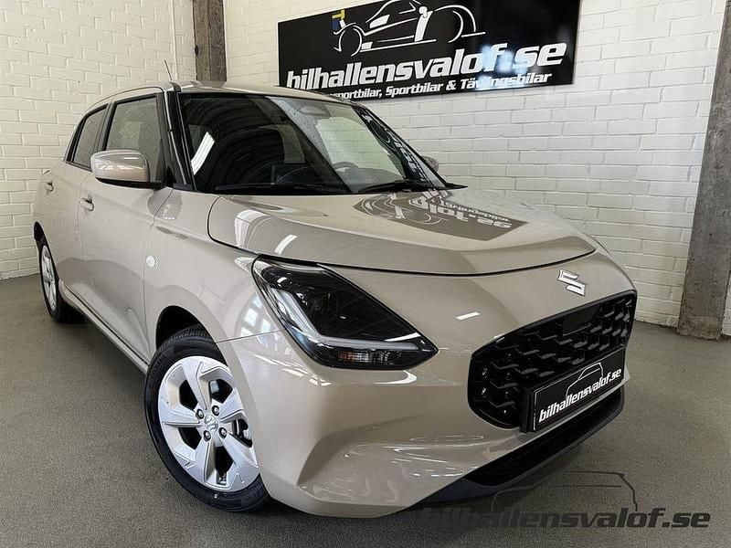 Begagnad Suzuki Swift 83 HK (61 kW) 2024 Brun (caravan ivory pearl metallic) Halvkombi