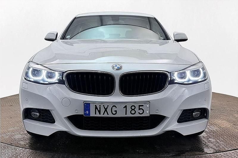 Begagnad BMW 330 M Sport 252 HK (185 kW) 2018 Vit Halvkombi