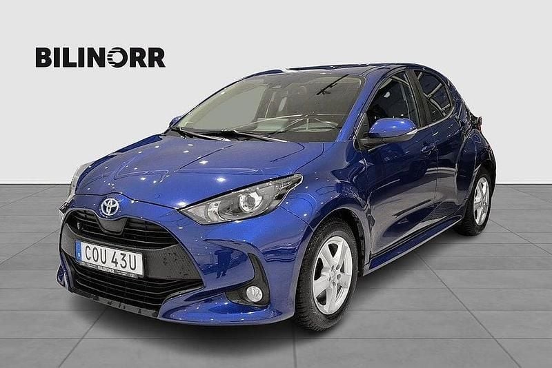 Mörkblå Begagnad 2020 Toyota Yaris Hybrid Active Halvkombi | 179 900 kr (Marknadspris) - Bild 1/4