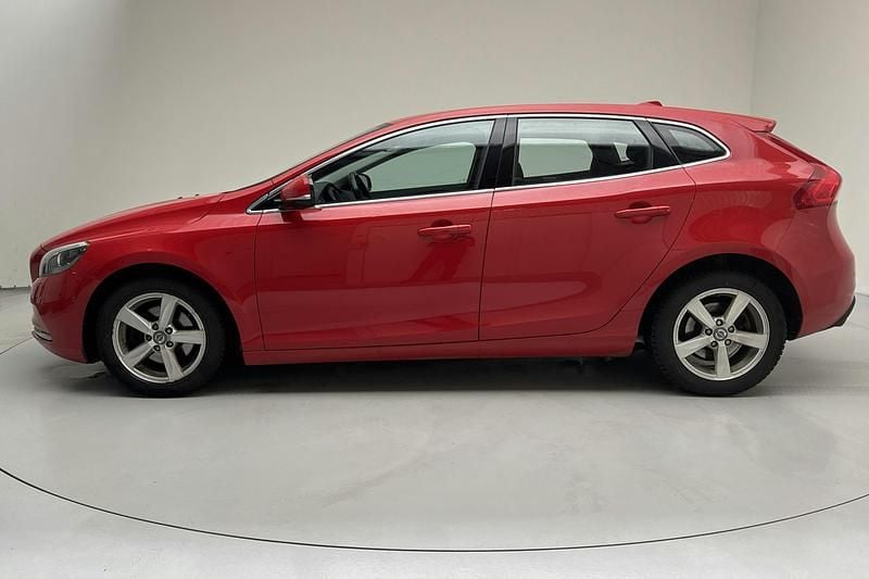 Begagnad Volvo V40 Momentum 120 HK (88 kW) 2015 Röd