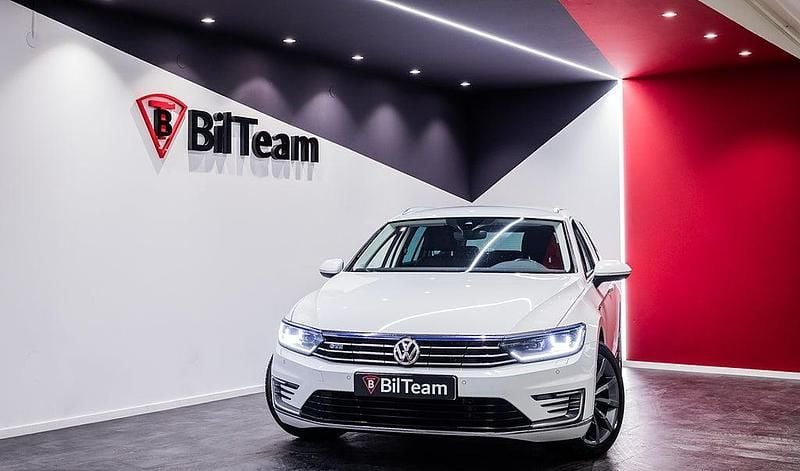Vit Begagnad 2018 VW Passat GTE Kombi | 164 900 kr (Marknadspris) - Bild 1/4
