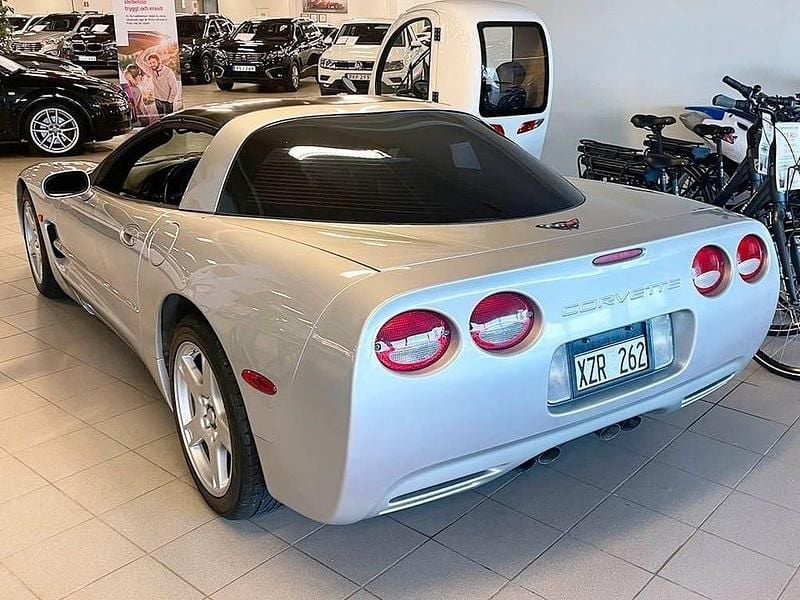 Begagnad Chevrolet Corvette 345 HK (253 kW) 1998 Silver Sportkupé