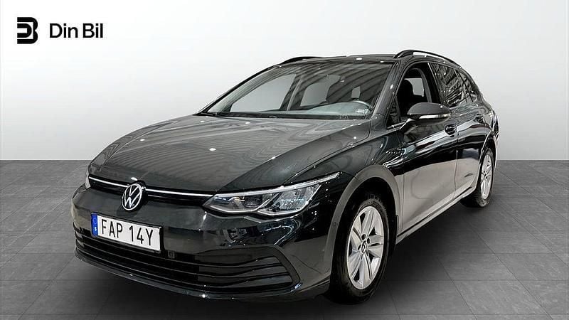Grå (urano grey) Begagnad 2022 VW Golf VIII Kombi | 279 900 kr (Marknadspris) - Bild 1/4