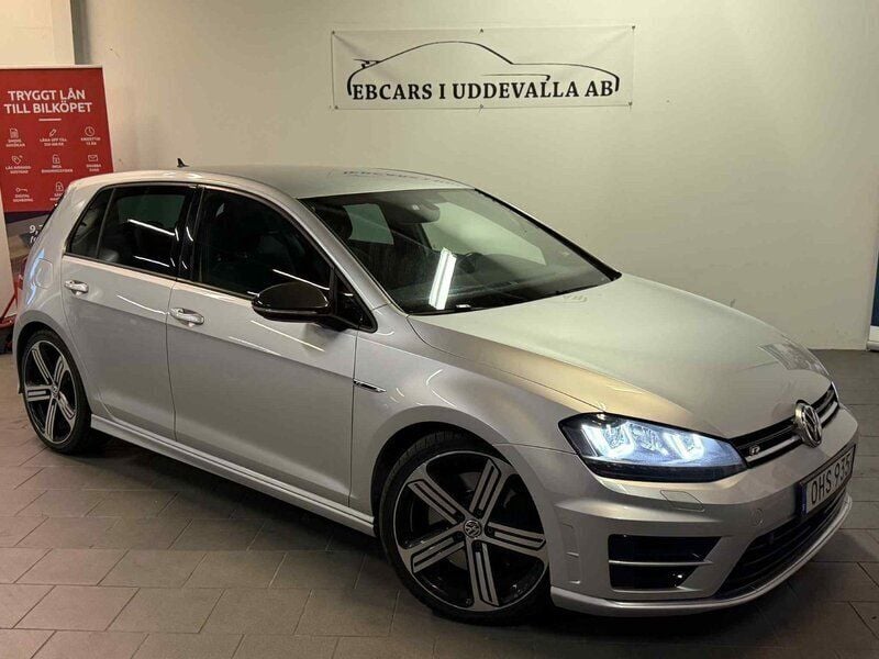 Silver Begagnad 2016 VW Golf VII R Halvkombi | 249 990 kr (Lite dyr) - Bild 1/4