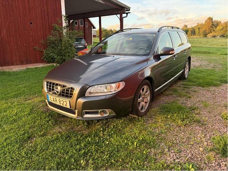 Grå Begagnad 2011 Volvo V70 Momentum Kombi | 45 000 kr (Superpris) - Bild 1/2