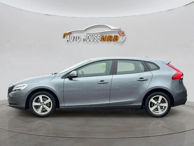 Grå Begagnad 2017 Volvo V40 Momentum Kombi | 144 900 kr (Marknadspris) - Bild 1/4