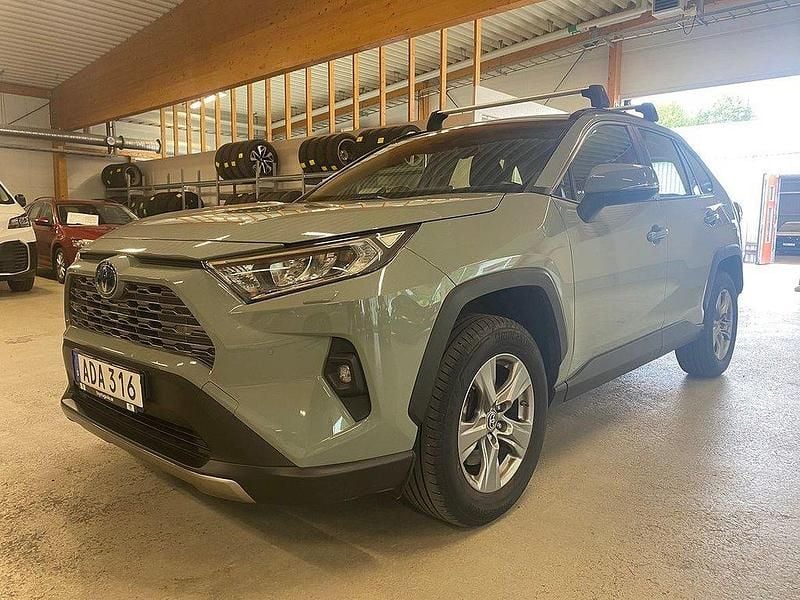 Grön Begagnad 2022 Toyota RAV4 Hybrid Active SUV | 359 900 kr (Bra pris) - Bild 1/2