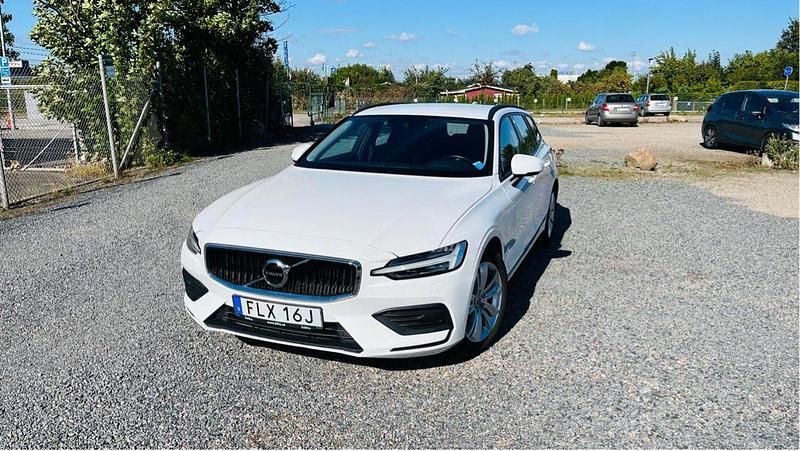 Vit Begagnad 2019 Volvo V60 Momentum Kombi | 255 000 kr (Marknadspris) - Bild 1/4