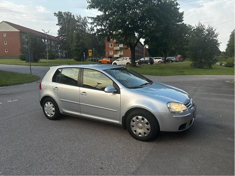 Silver Begagnad 2008 VW Golf Trendline Halvkombi | 26 500 kr (Bra pris) - Bild 1/4
