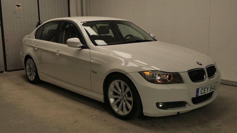 Vit Begagnad 2009 BMW 325 Comfort Edition Sedan | 89 900 kr (Marknadspris) - Bild 1/4