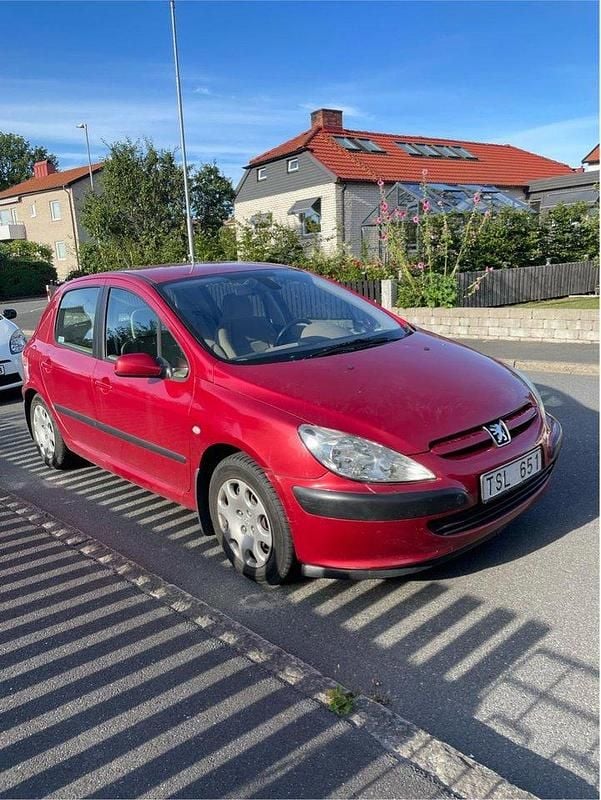 Röd Begagnad 2003 Peugeot 307 Halvkombi | 32 000 kr (Marknadspris) - Bild 1/4