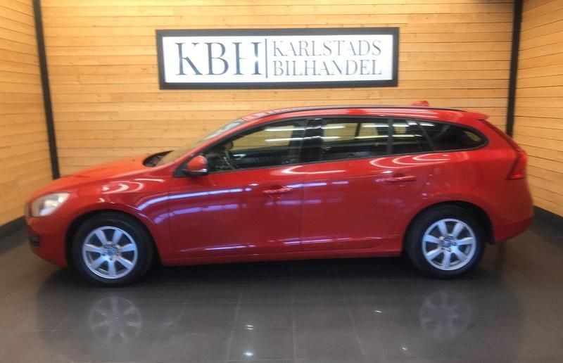 Röd Begagnad 2011 Volvo V60 Kinetic Kombi | 54 900 kr (Lite dyr) - Bild 1/4