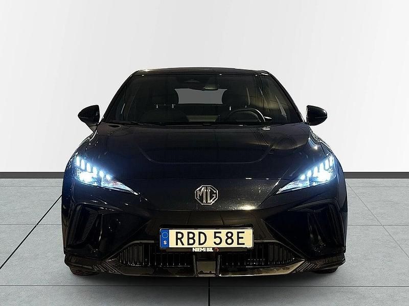 Begagnad MG MG4 EV 125 kW (170 HK) 2023 Svart Halvkombi