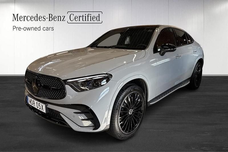 Grå (grey) Begagnad 2025 Mercedes GLC300e Premium Sportkupé | 849 900 kr (Dyr) - Bild 1/4