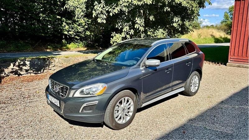 Grå Begagnad 2012 Volvo XC60 R-Design SUV | 105 000 kr (Bra pris) - Bild 1/4