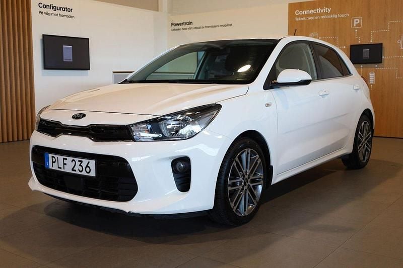 Vit Begagnad 2017 Kia Rio Halvkombi | 119 800 kr (Marknadspris) - Bild 1/3
