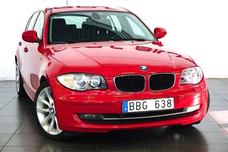 Röd Begagnad 2011 BMW 118 Comfort Edition Halvkombi | 107 900 kr (Marknadspris) - Bild 1/4