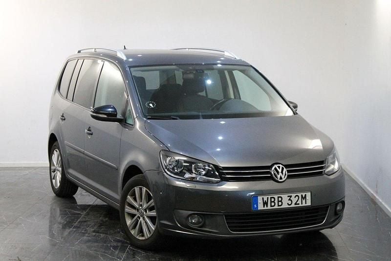 Mörkgrå Begagnad 2011 VW Touran Comfortline Minibuss | 94 899 kr (Lite dyr) - Bild 1/4