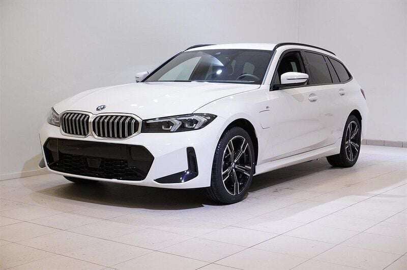 Vit Ny 2024 BMW 330e Efficient Dynamics Kombi | 631 800 kr (Marknadspris) - Bild 1/4