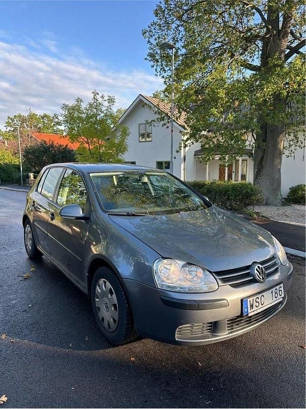 Grå Begagnad 2007 VW Golf V Trendline Halvkombi | 24 900 kr (Marknadspris) - Bild 1/4