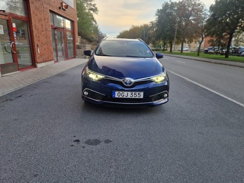 Mörk blå Begagnad 2016 Toyota Auris Touring Sports Executive Kombi | 129 995 kr (Bra pris) - Bild 1/4