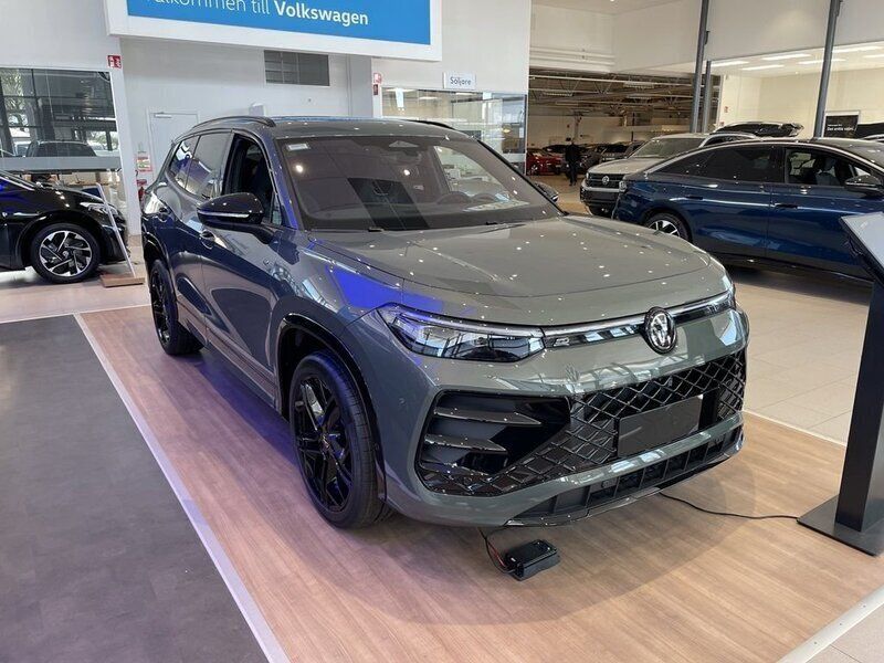 Grön (cipressinogreen metallic) Ny 2025 VW Tayron R-line SUV | 683 600 kr (Marknadspris) - Bild 1/4