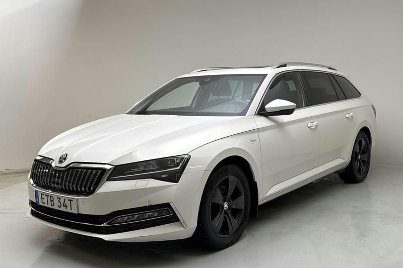 Vit Begagnad 2021 Skoda Superb Business Line Kombi | 249 000 kr (Superpris) - Bild 1/4