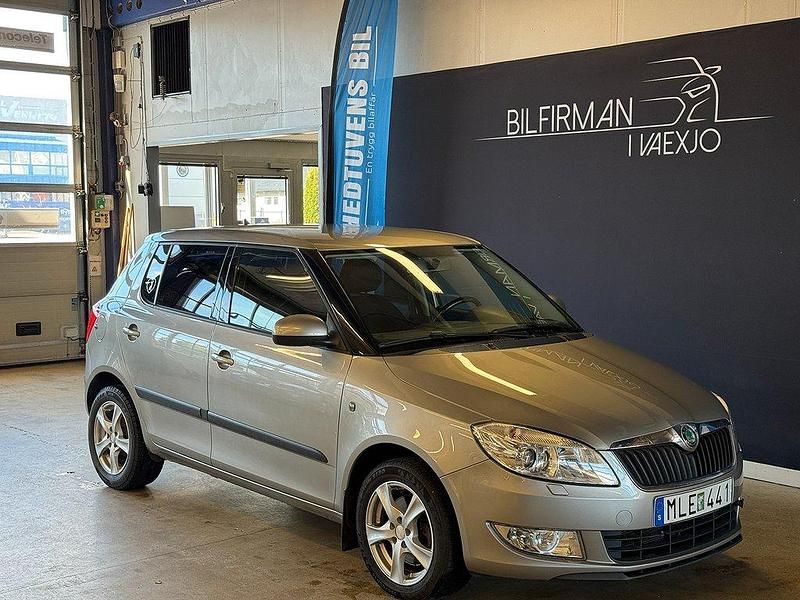 Ljusbrun Begagnad 2011 Skoda Fabia Elegance Halvkombi | 69 900 kr (Marknadspris) - Bild 1/4