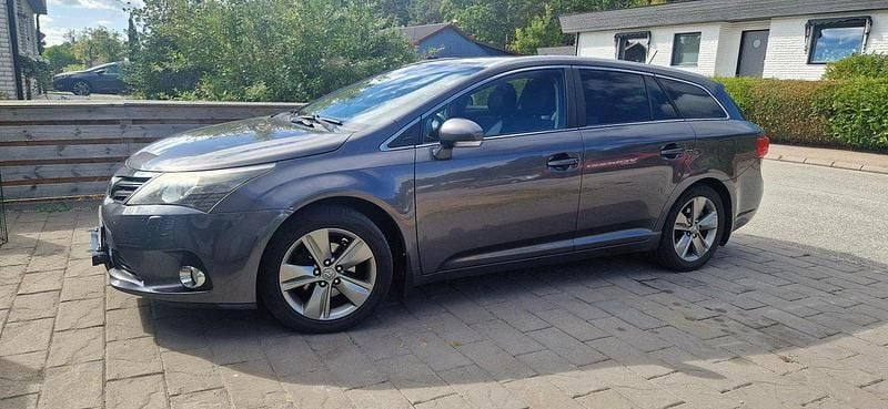Grå Begagnad 2014 Toyota Avensis Edition Kombi | 112 000 kr (Lite dyr) - Bild 1/4