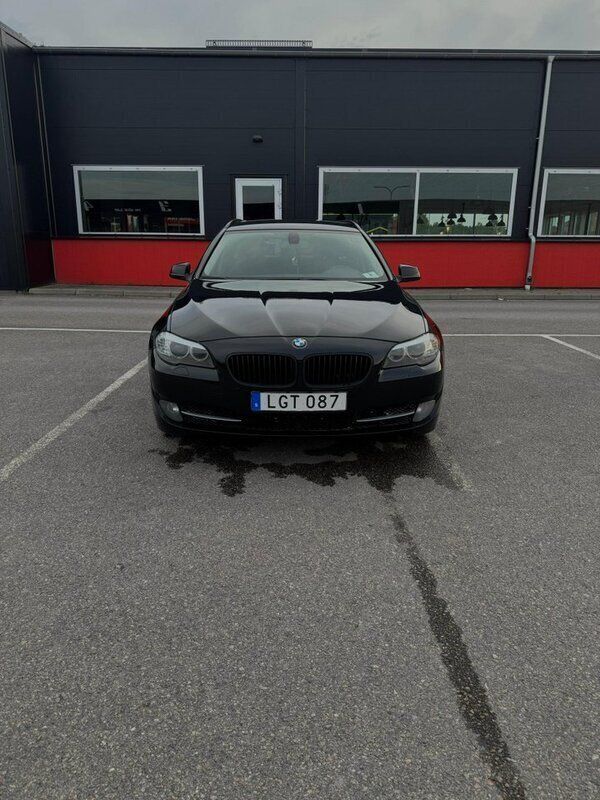 Svart Begagnad 2012 BMW 520 Kombi | 110 000 kr (Bra pris) - Bild 1/4