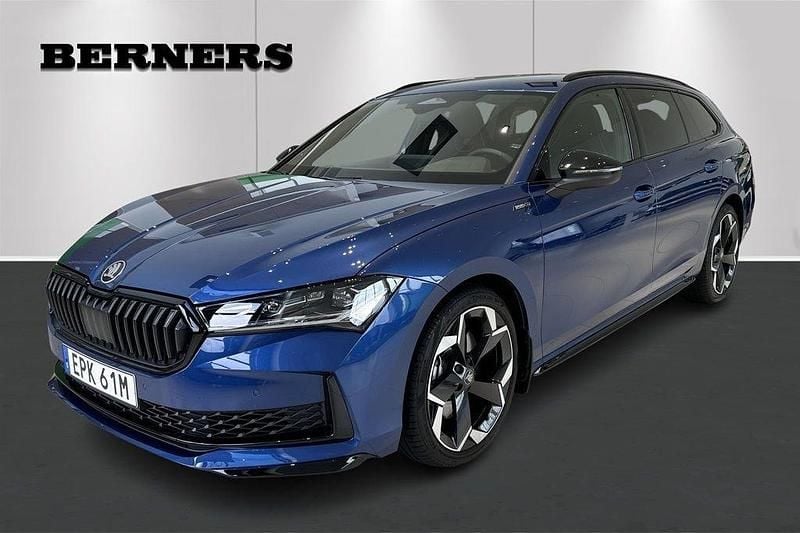 Blå Begagnad 2025 Skoda Superb SportLine Kombi | 519 900 kr (Dyr) - Bild 1/4