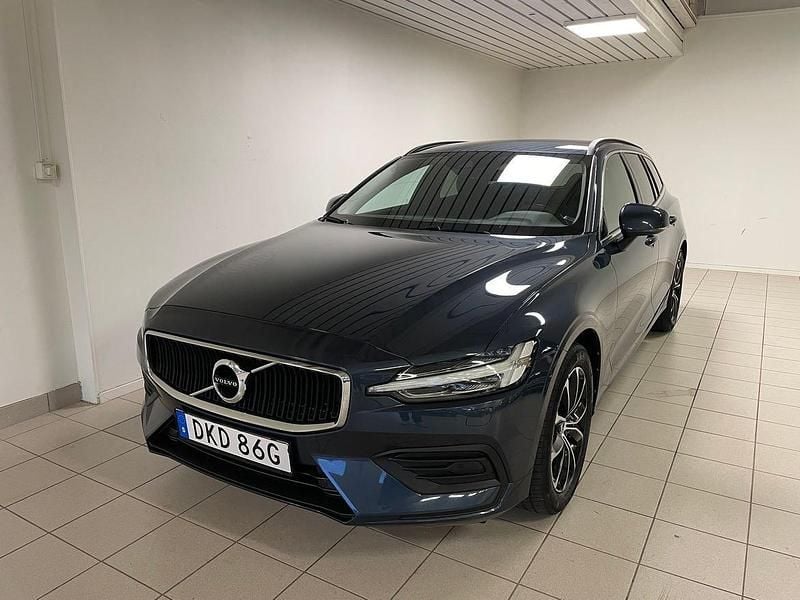 Mörkblå (blå) Begagnad 2022 Volvo V60 Pro Kombi | 309 000 kr (Bra pris) - Bild 1/4