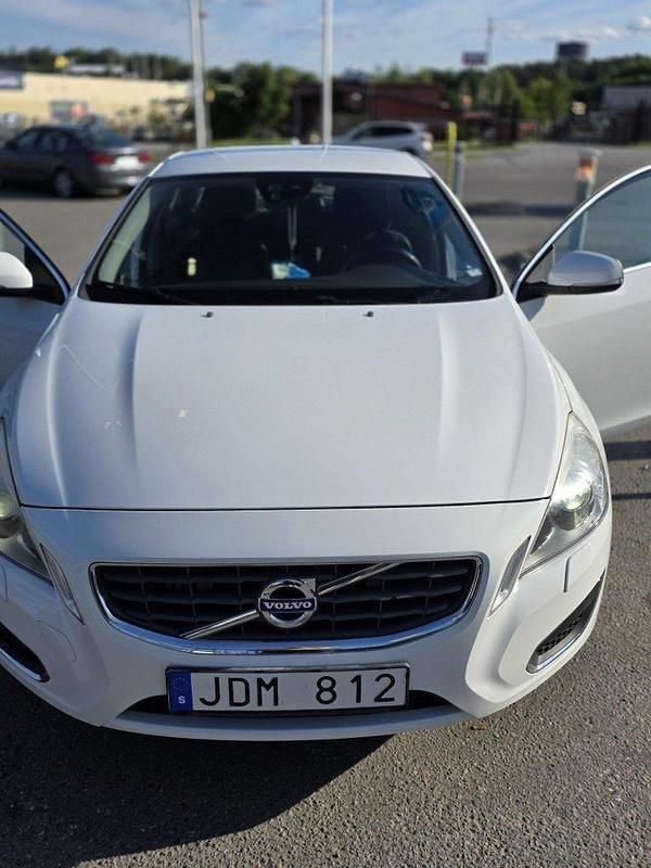 Vit Begagnad 2011 Volvo S60 Momentum Sedan | 110 000 kr (Lite dyr) - Bild 1/4