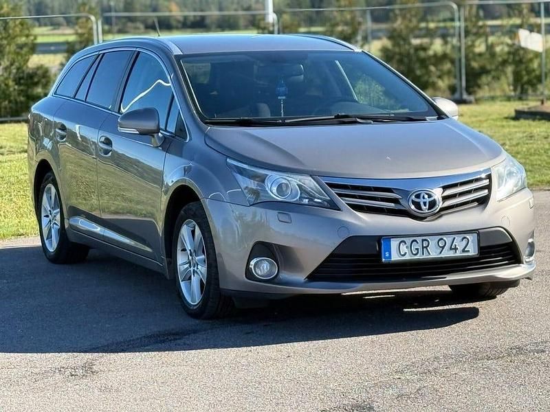 Begagnad Toyota Avensis Multidrive S 147 HK (108 kW) 2014 Brun (brun metallic) Kombi