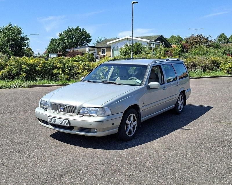 Grå Begagnad 2000 Volvo V70 Kombi | 10 000 kr (Superpris) - Bild 1/4