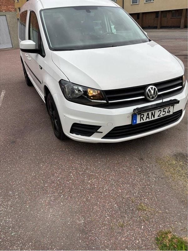 Vit Begagnad 2016 VW Caddy Maxi Life Life Minibuss | 149 000 kr (Bra pris) - Bild 1/4