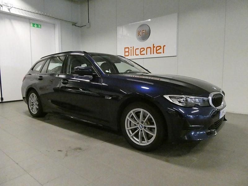 Begagnad BMW 330e Sport Line 184 HK (135 kW) 2021 Blå Kombi