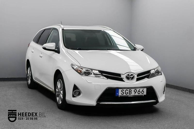 Vit Begagnad 2015 Toyota Auris Touring Sports Edition Kombi | 129 800 kr (Marknadspris) - Bild 1/4