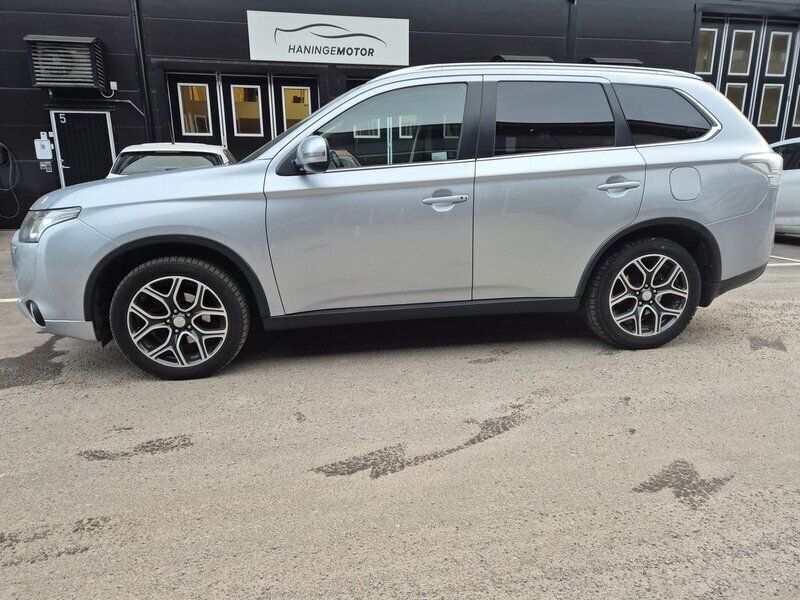 Silver Begagnad 2014 Mitsubishi Outlander SUV | 149 900 kr (Marknadspris) - Bild 1/4