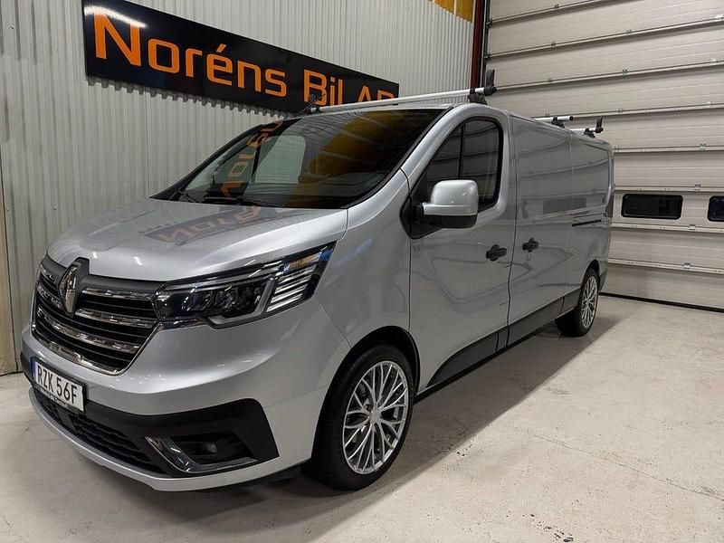 Grå Begagnad 2023 Renault Trafic Van | 319 000 kr - Bild 1/4