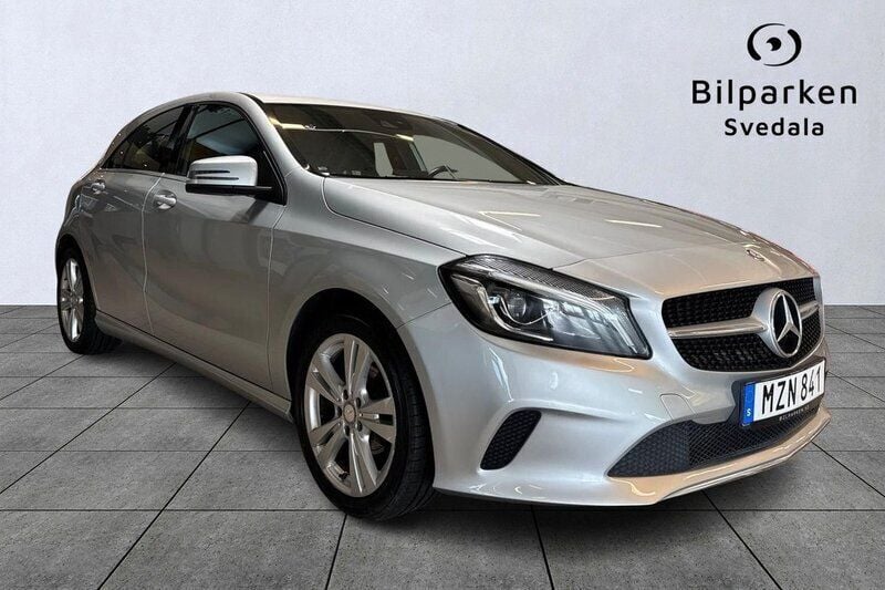 Silver Begagnad 2016 Mercedes A180 Halvkombi | 149 990 kr (Marknadspris) - Bild 1/4